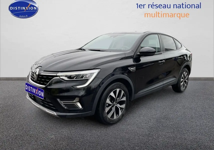 Renault Arkana noir métal en 3/4 avant droit, SUV hybride avec jantes bi-ton et calandre distinctive Renault.
