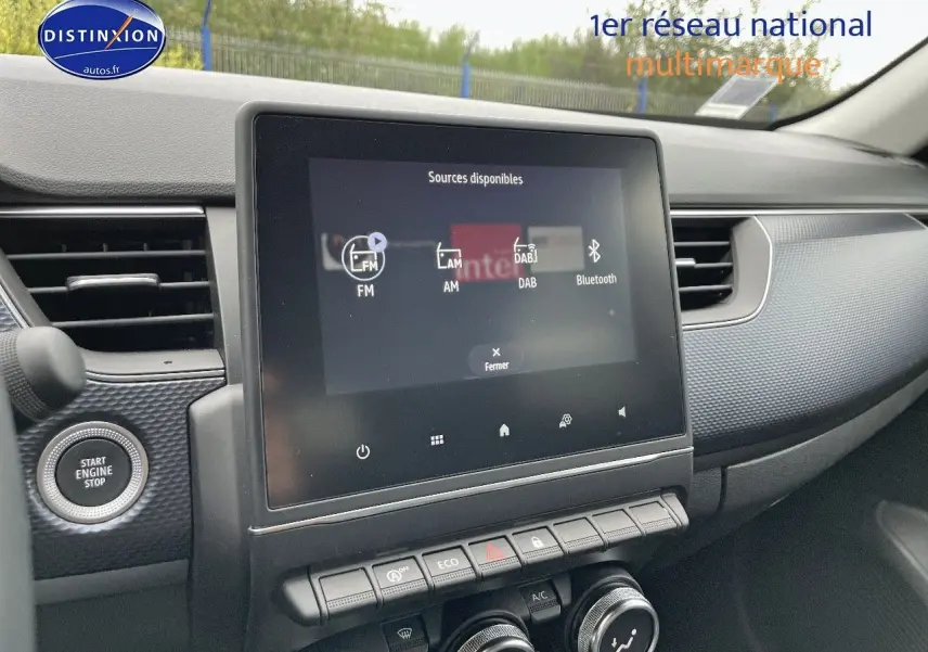 Tableau de bord du Renault Arkana noir métal 2023, vue centrale sur l'écran tactile et commandes climatisation.