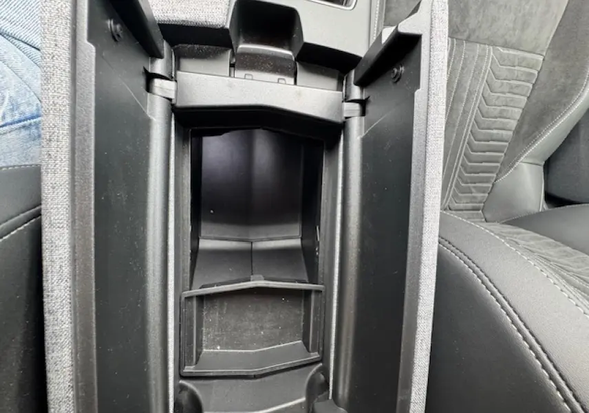 Vue rapprochée de la console centrale ouverte avec rangement et sellerie Alcantara noire du Peugeot 3008 2024.