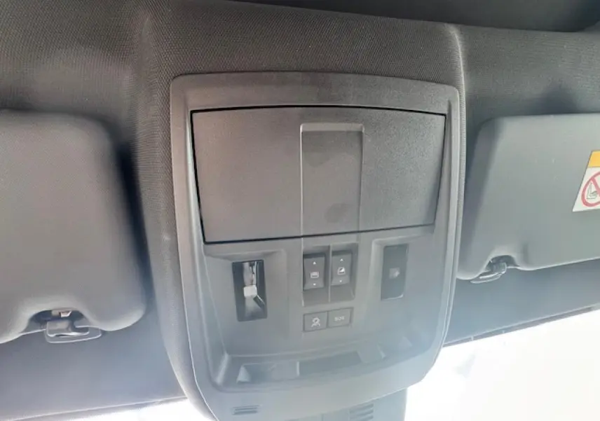Plafonnier intérieur avec commandes d'éclairage et bouton SOS du Peugeot 3008 II blanc nacré, vue de dessous