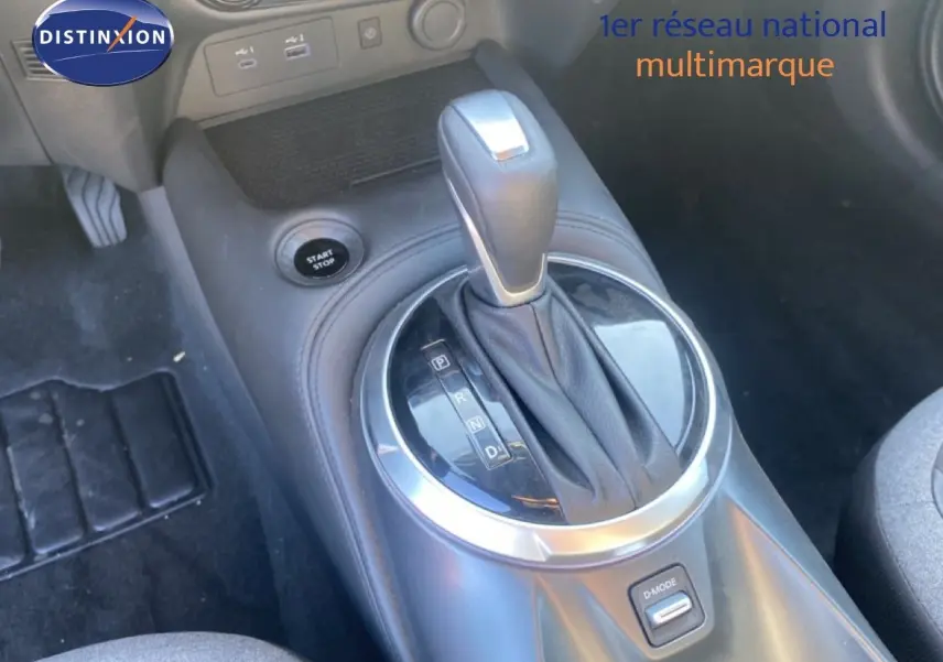 Le levier de vitesses automatique du Nissan Juke 1.6 Full Hybrid 2025 vu en gros plan côté conducteur.