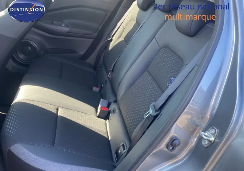 Vue côté droit des sièges arrière noirs avec tissu texturé dans un Nissan Juke gris squale métal toit noir 2025.