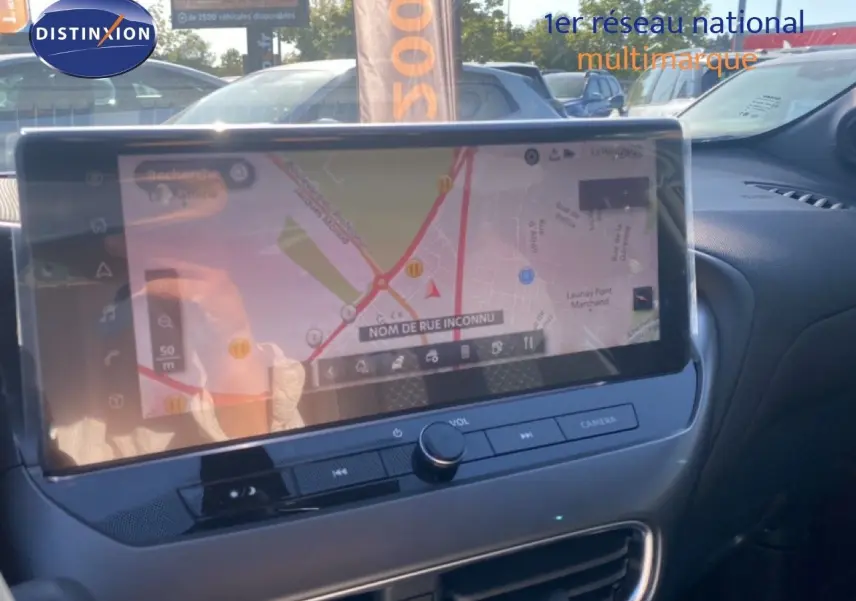 Écran tactile central affichant la navigation dans l'habitacle du Nissan Juke 2025 gris squale métal avec toit noir.