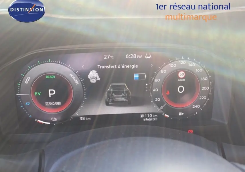 Tableau de bord numérique du Nissan Juke hybride 2025, affichant la vitesse, énergie et transfert d'énergie.