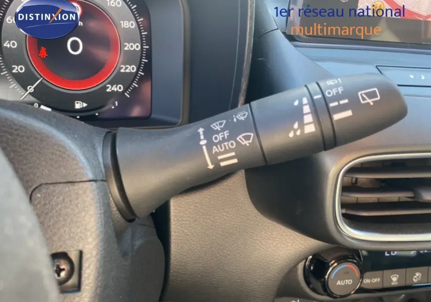 Gros plan sur la commande d’essuie-glace côté gauche du tableau de bord du Nissan Juke gris squale métal 2025.