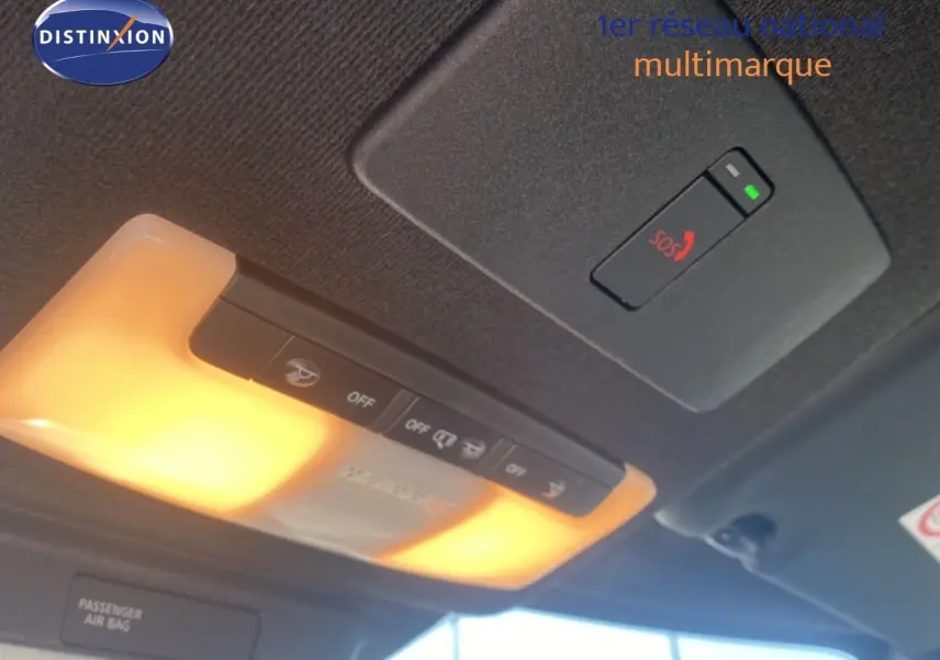 Plafonnier intérieur allumé avec commandes et bouton SOS du Nissan Juke 1.6 Full Hybrid 2025, vue du toit côté conducteur.