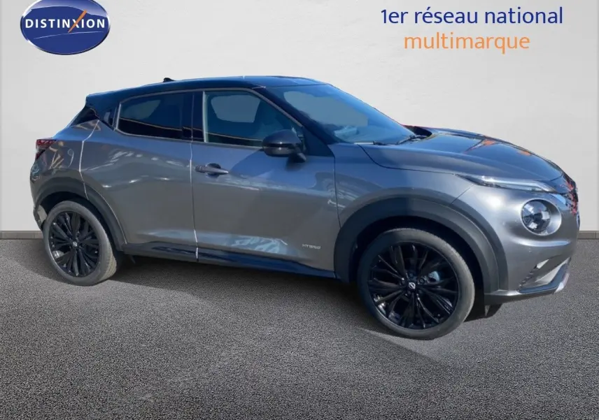 Vue de profil droit du Nissan Juke 2025 gris squale métal avec toit noir et jantes noires sport.