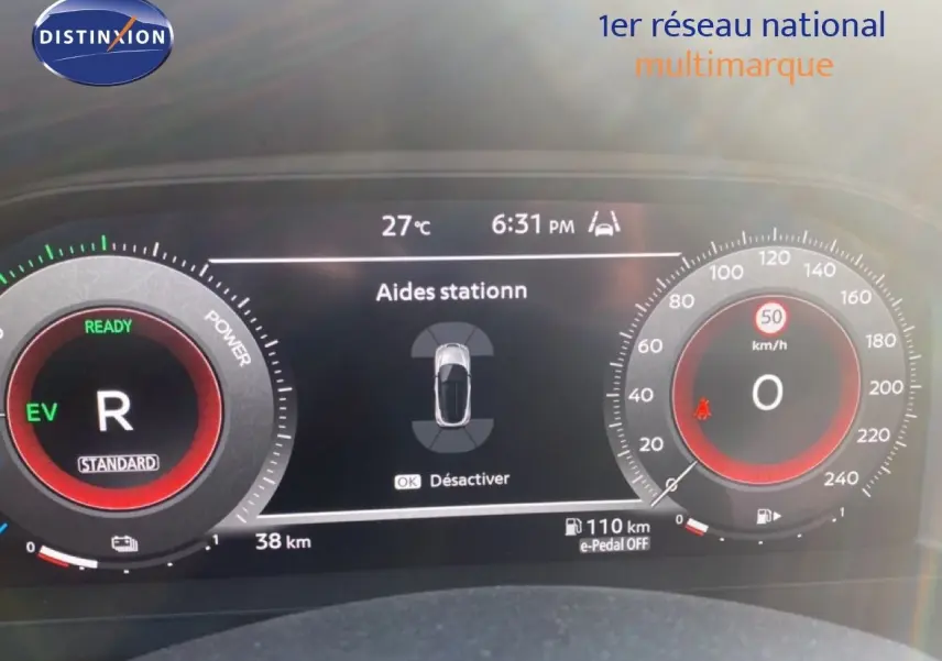 Tableau de bord numérique du Nissan Juke 2025 affichant la vitesse, mode EV et aides au stationnement.