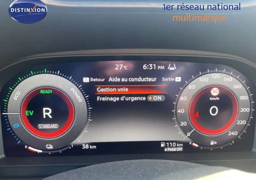 Tableau de bord numérique du Nissan Juke 1.6 Full Hybrid 2025 affichant la vitesse, mode EV et aides à la conduite.