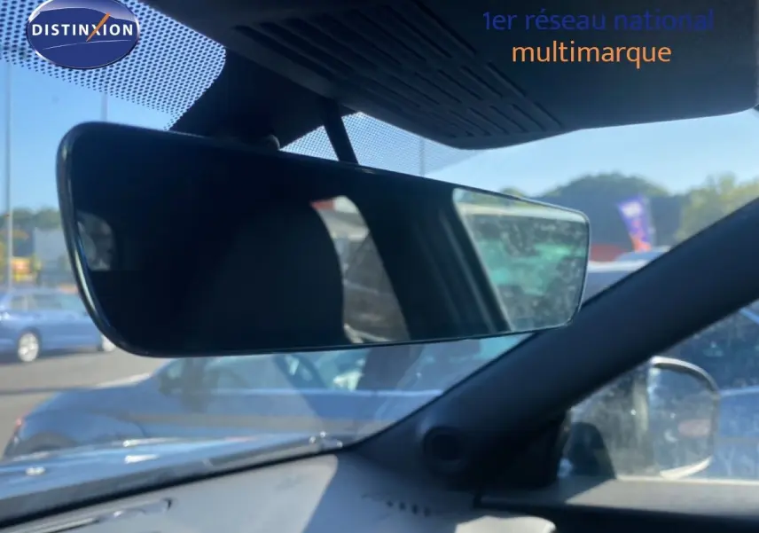 Rétroviseur intérieur d'une Nissan Juke 2025 gris squale métal avec toit noir, vue depuis l'habitacle côté conducteur.