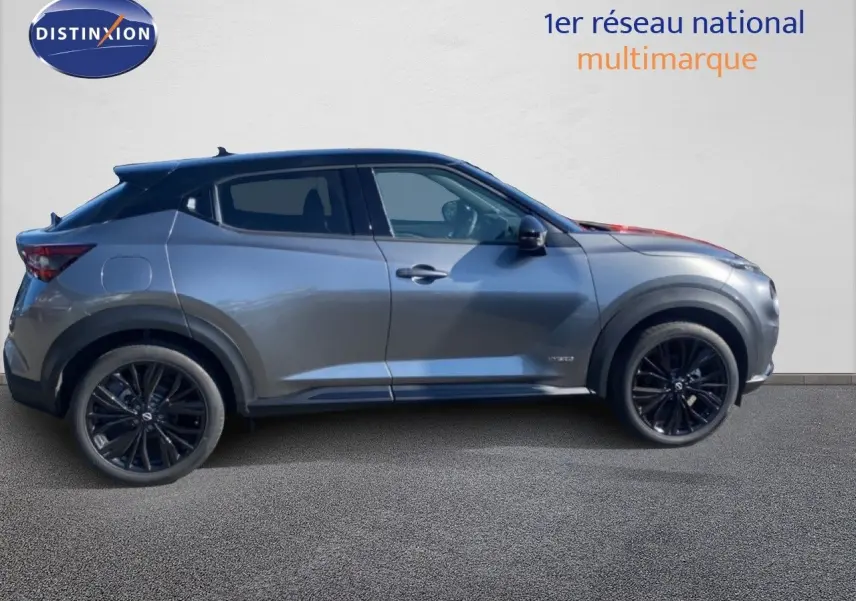 Profil droit du Nissan Juke 1.6 Full Hybrid gris squale métal avec toit noir et jantes noires, vue latérale extérieure.