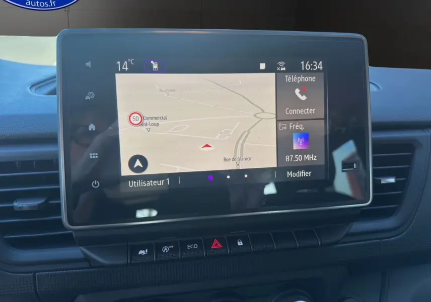 Écran tactile central du tableau de bord du Renault Trafic Combi 2025 avec navigation et commandes intégrées.