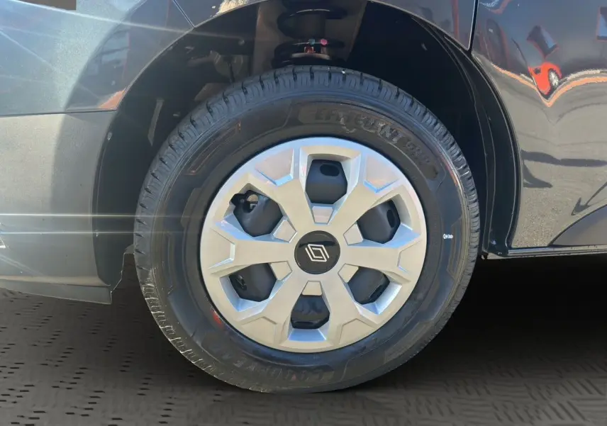 Gros plan sur la roue avant gauche gris comète du Renault Trafic Combi L2 Grand Evolution 2025 avec enjoliveur 16 pouces.