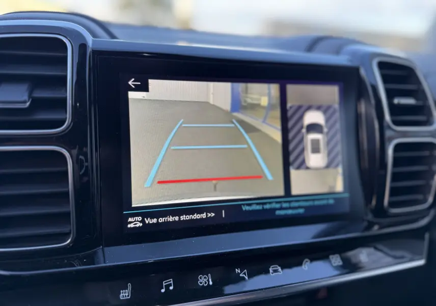 Écran tactile du Citroën C5 Aircross blanc nacré montrant la caméra de recul et l'affichage 360° intérieur.