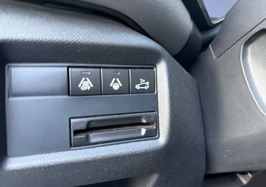 Gros plan sur les boutons de commande du tableau de bord côté gauche du Citroën C5 Aircross blanc nacré 2021.