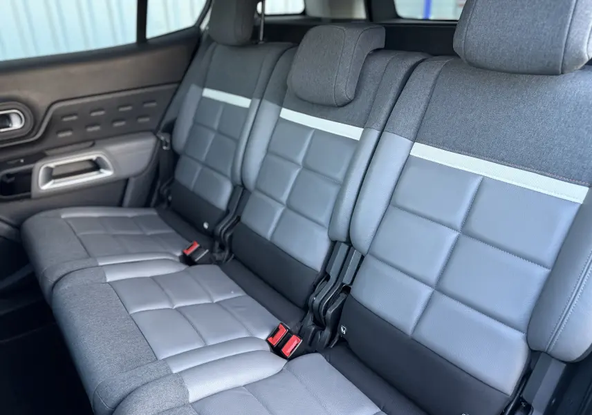Vue latérale des sièges arrière bi-matière gris clair et tissu gris foncé du Citroën C5 Aircross 2021.