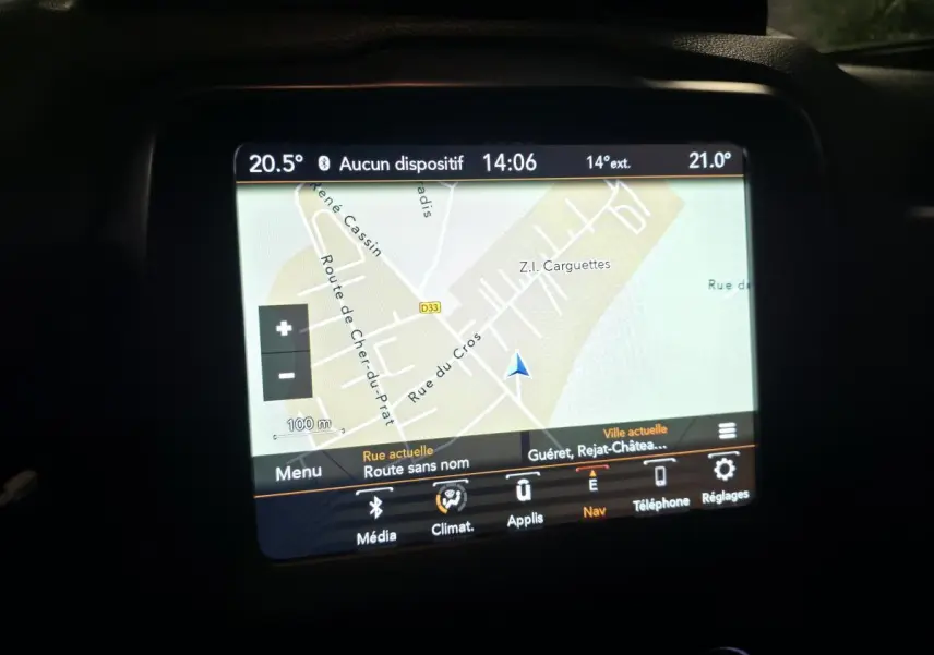 Écran tactile central du système de navigation GPS Uconnect Live 8, affichant une carte routière dans un Jeep Renegade 2018.