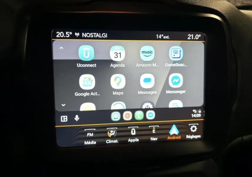 Écran tactile central du Jeep Renegade 2018 affichant l'interface Uconnect avec applications connectées.
