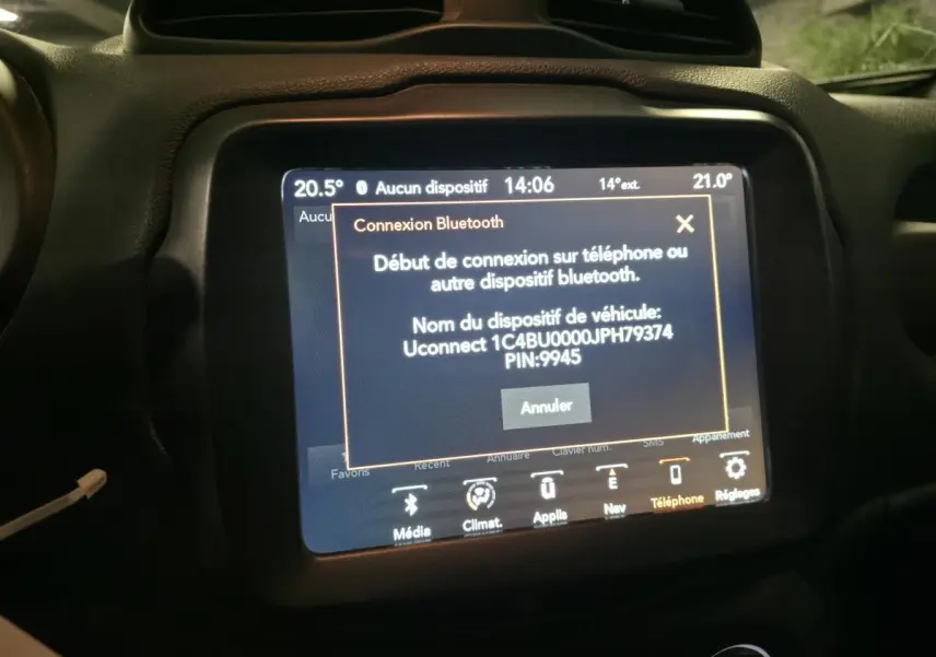 Écran tactile central du Jeep Renegade 2018 affichant la connexion Bluetooth en cours dans un intérieur noir.