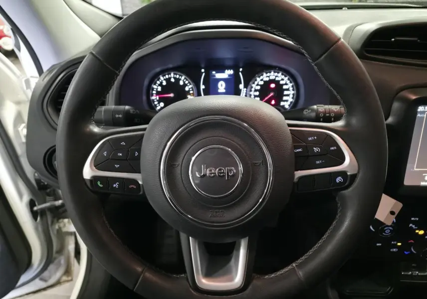 Volant cuir multifonctions Jeep Renegade blanc 2018 vu de face avec tableau de bord et commandes visibles.