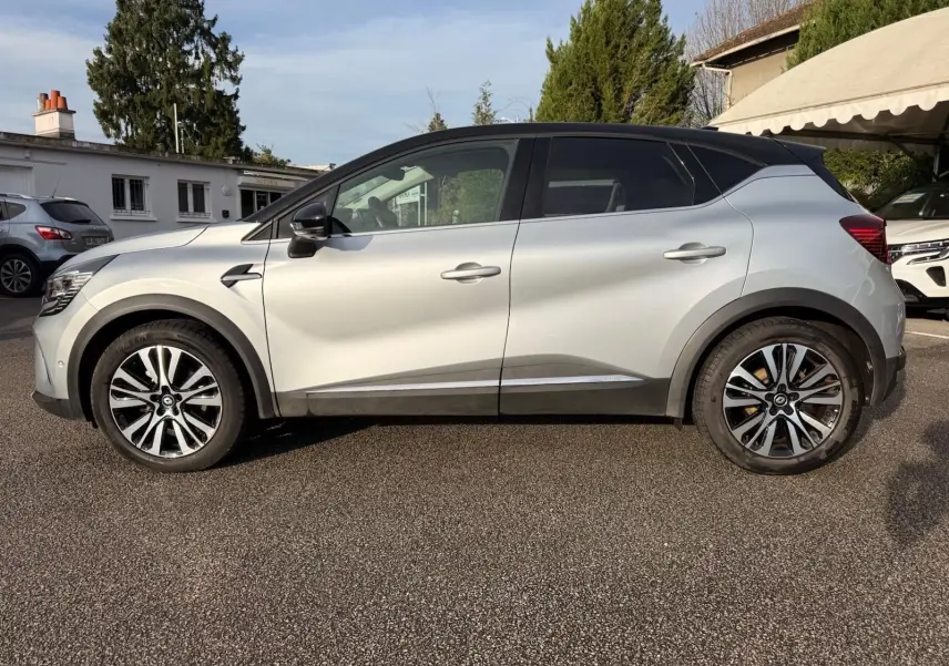 Profil latéral droit d'un Renault Captur gris Highland 2021 avec jantes alliage et toit noir contrasté.