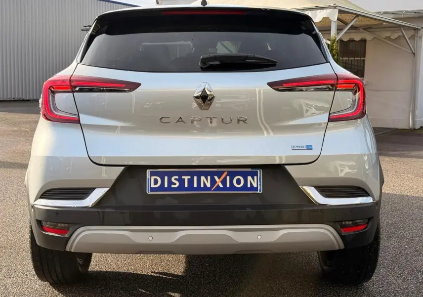Vue arrière d'un Renault Captur gris Highland 2021 avec feux LED distinctifs et logo central brillant.