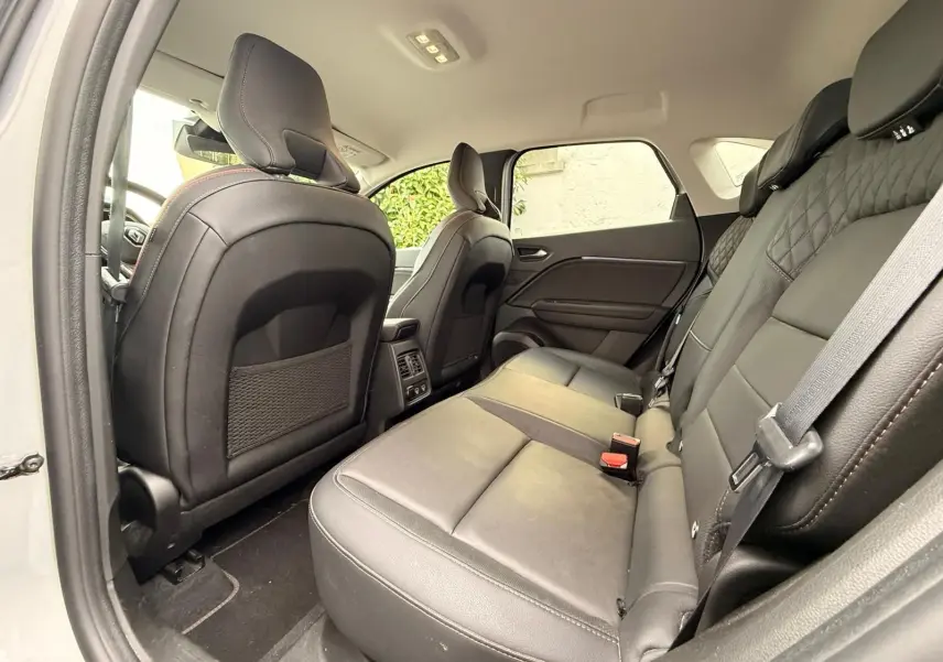 Vue intérieure arrière côté droit du Renault Captur 1.6 E-TECH Hybride 145ch Initiale Paris avec sièges cuir noirs.