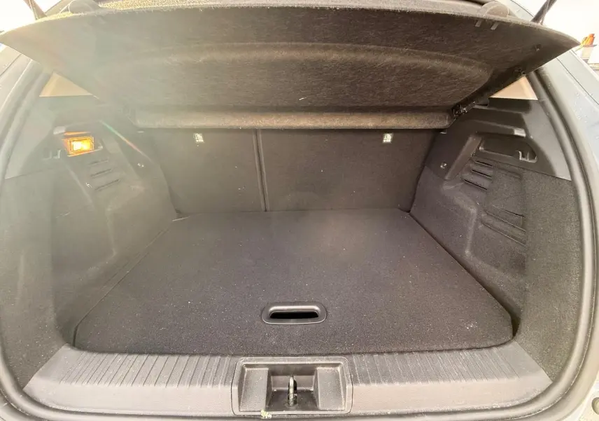 Coffre ouvert du Renault Captur gris Highland 2021, vue arrière montrant un espace de chargement propre et bien agencé.