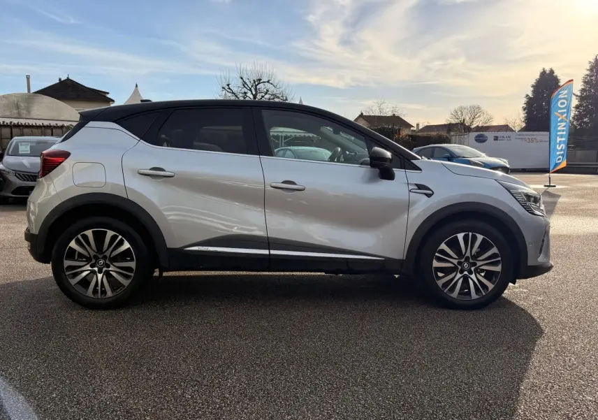 Profil côté gauche du Renault Captur gris Highland 2021 avec toit noir et jantes alliage distinctives.