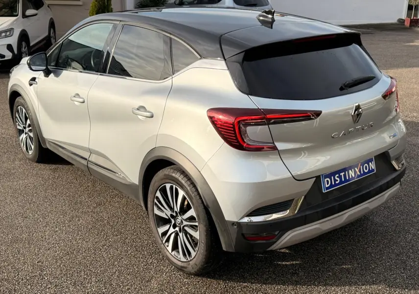 Vue 3/4 arrière droite du Renault Captur gris Highland avec toit noir et feux arrière LED distinctifs.
