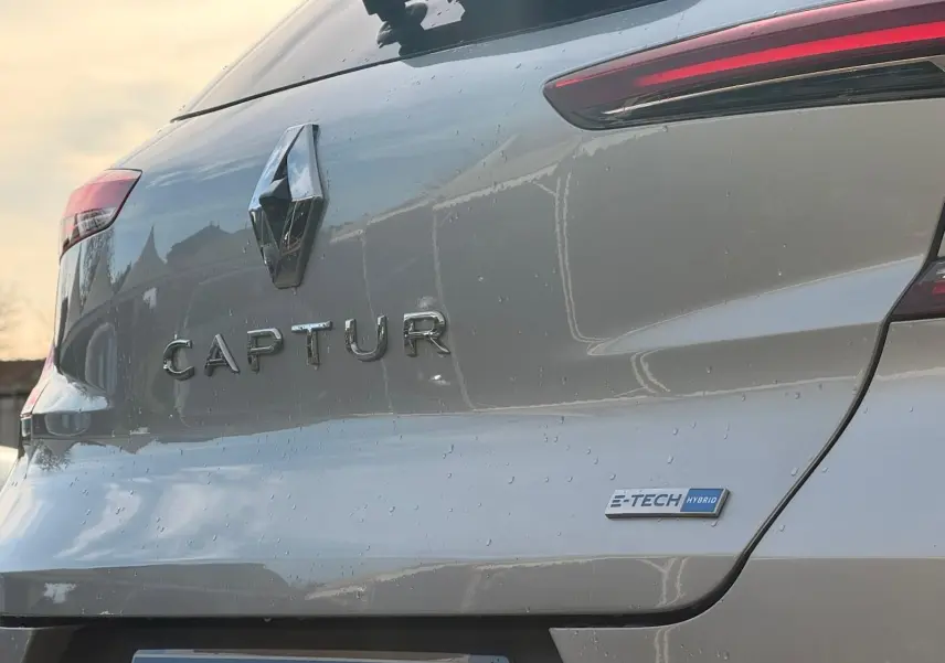 Gros plan sur l'arrière gris Highland du Renault Captur 1.6 E-TECH hybride avec logo et badge distinctifs.