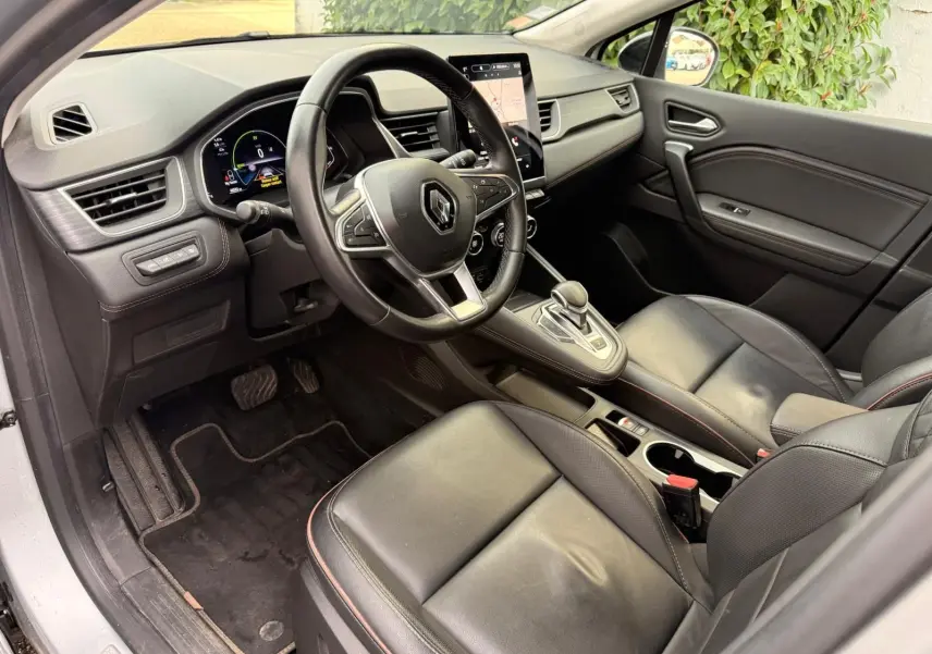 Intérieur noir cuir du Renault Captur 1.6 E-TECH hybride 2021, vue côté conducteur avec tableau de bord et console centrale.