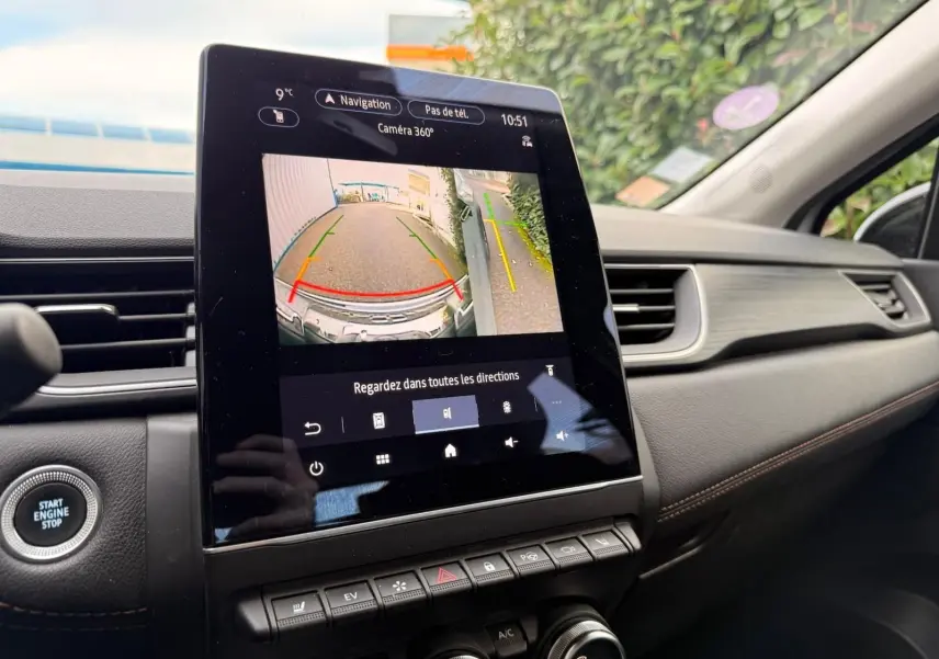 Écran tactile central affichant la caméra 360° du Renault Captur 1.6 E-Tech Hybride, intérieur gris Highland, vue avant droite.