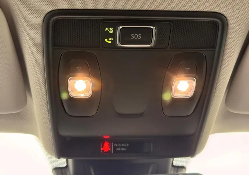 Plafonnier intérieur avec éclairages de lecture allumés et bouton SOS du Renault Captur gris Highland 2021.