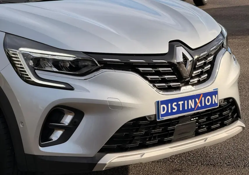 Gros plan sur l'avant gris Highland du Renault Captur 2021 avec calandre noire et phares LED distinctifs.