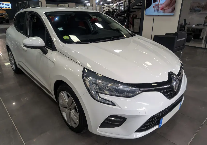 Renault Clio V Blue dCi 85 CH BUSINESS blanc glacier vue 3/4 avant droit en intérieur showroom.