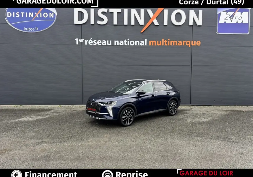 DS7 Crossback bleu en vue 3/4 avant droit, avec calandre distinctive et jantes noires brillantes.