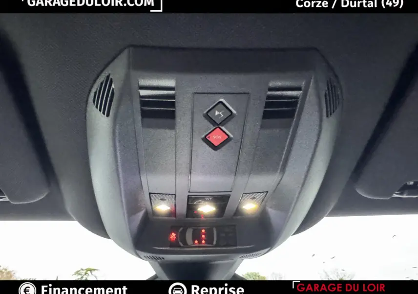 Vue intérieure du plafonnier avec boutons SOS et éclairages, DS7 Crossback bleu 2024, version Rivoli diesel automatique.