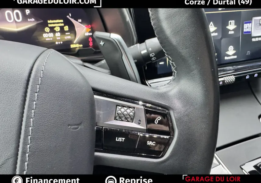 Vue rapprochée du volant noir avec commandes multifonctions et tableau de bord numérique du DS7 Crossback bleu 2024.