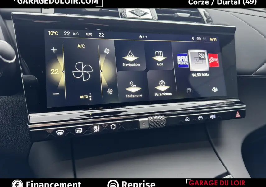 Écran tactile 12 pouces du tableau de bord du DS7 Crossback Bleu, affichant la climatisation et la navigation.