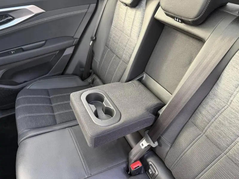 Vue rapprochée de la banquette arrière du Renault Austral 2025, avec accoudoir central rabattable et porte-gobelets intégré.