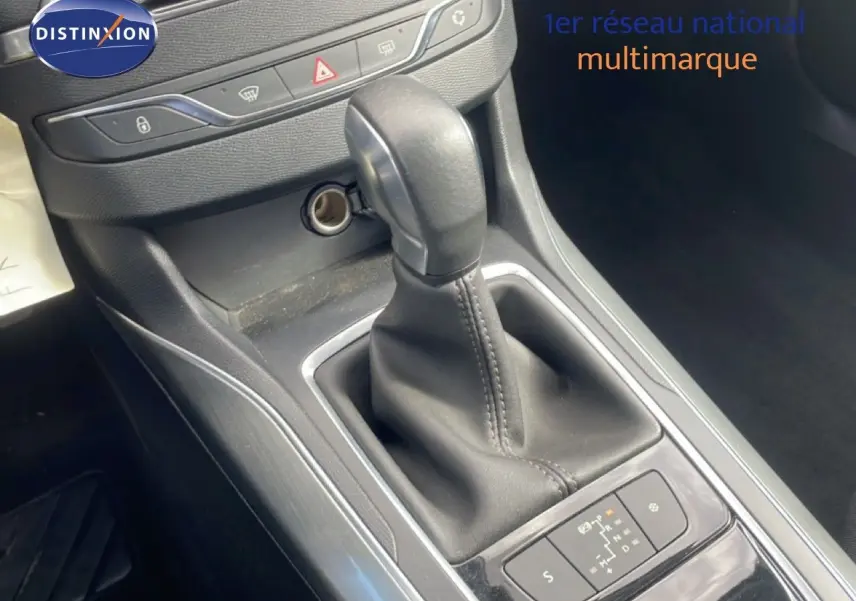Gros plan sur le levier de vitesses automatique de la Peugeot 308 SW noire, avec console centrale et commandes visibles.