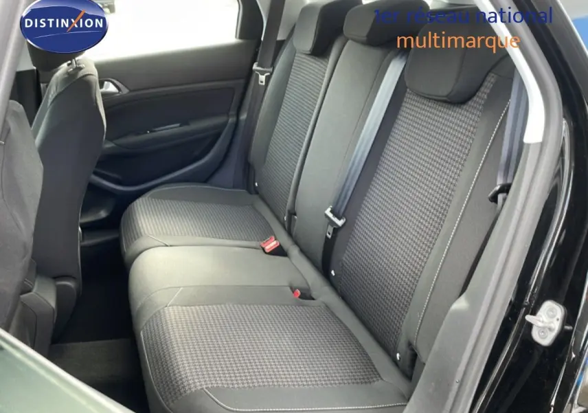 Vue intérieure côté droit des sièges arrière en tissu gris foncé du Peugeot 308 SW noir Perla Nera de 2019.