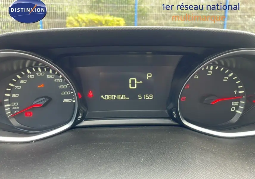 Vue rapprochée du tableau de bord numérique et analogique de la Peugeot 308 SW noire, affichant 80468 km.