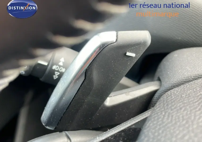 Gros plan sur la palette de changement de vitesse en aluminium et plastique noir du Peugeot 308 SW noir Perla Nera.