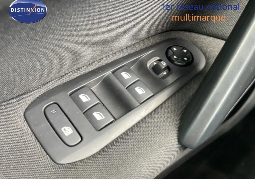 Panneau de commandes des vitres électriques côté conducteur sur tissu noir dans une Peugeot 308 SW 2019.
