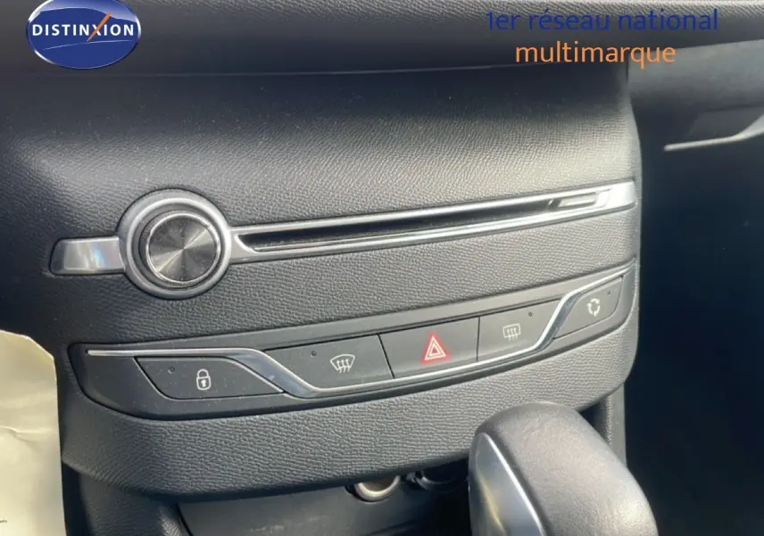 Gros plan sur la console centrale noire du Peugeot 308 SW 2019, avec commandes de climatisation et levier de boîte automatique.