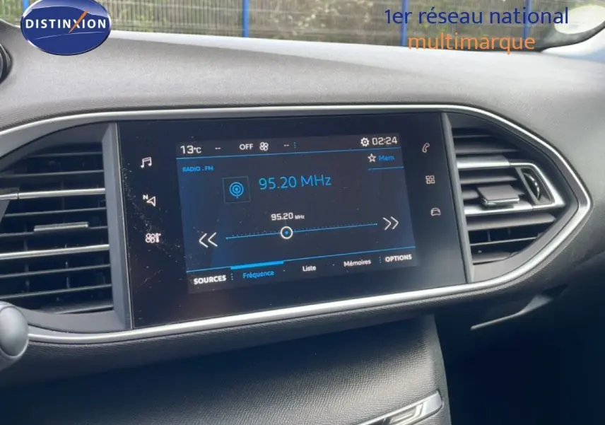 Écran tactile central de la Peugeot 308 SW 2019 en noir, affichant la radio FM à 95,20 MHz, vue intérieure.
