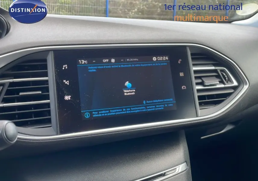 Vue rapprochée de l’écran tactile central du tableau de bord de la Peugeot 308 SW noir Perla Nera, affichant la connexion Bluetooth.