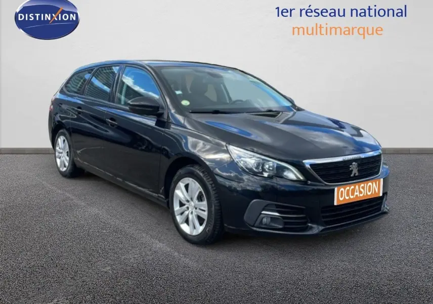 Peugeot 308 SW noire vue en 3/4 avant droit, avec calandre chromée et jantes alliage argentées.